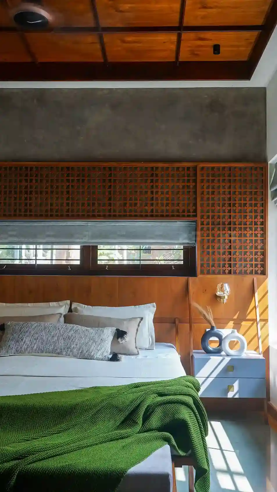bedroom with wooden lattice