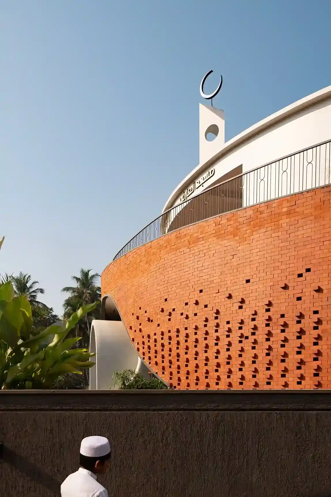 masjidul-arif-brick-facade-detail-modern-mosque. (2)