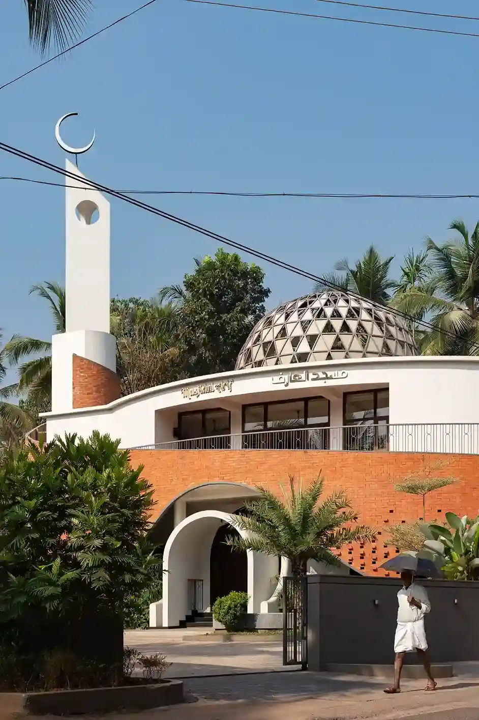 masjidul-arif-modern-mosque-kerala-curved-brick-facade.