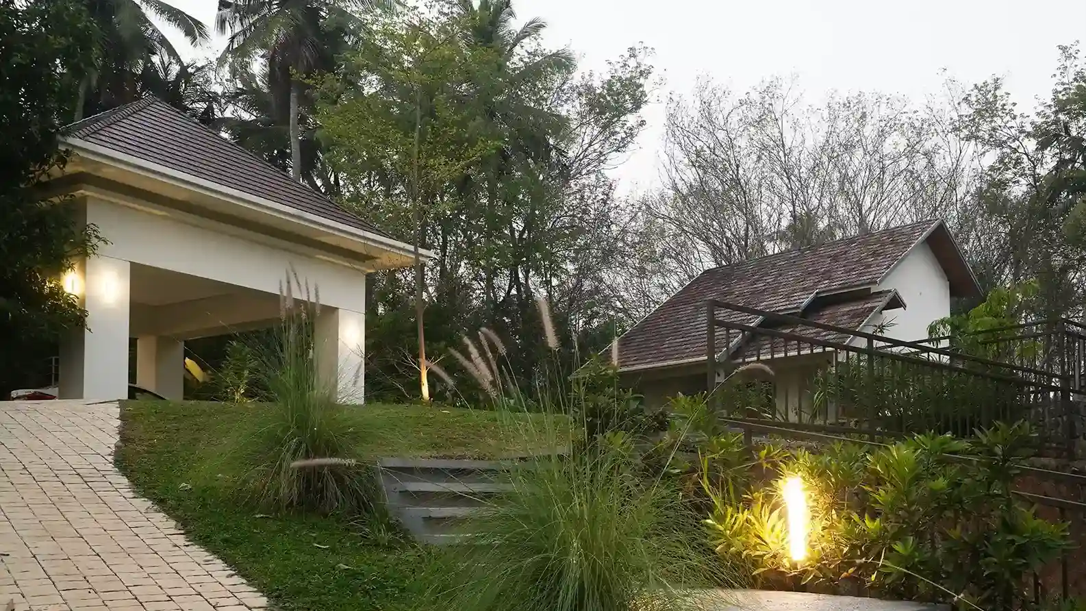 raaha-mansion-landscape-lighting-kerala