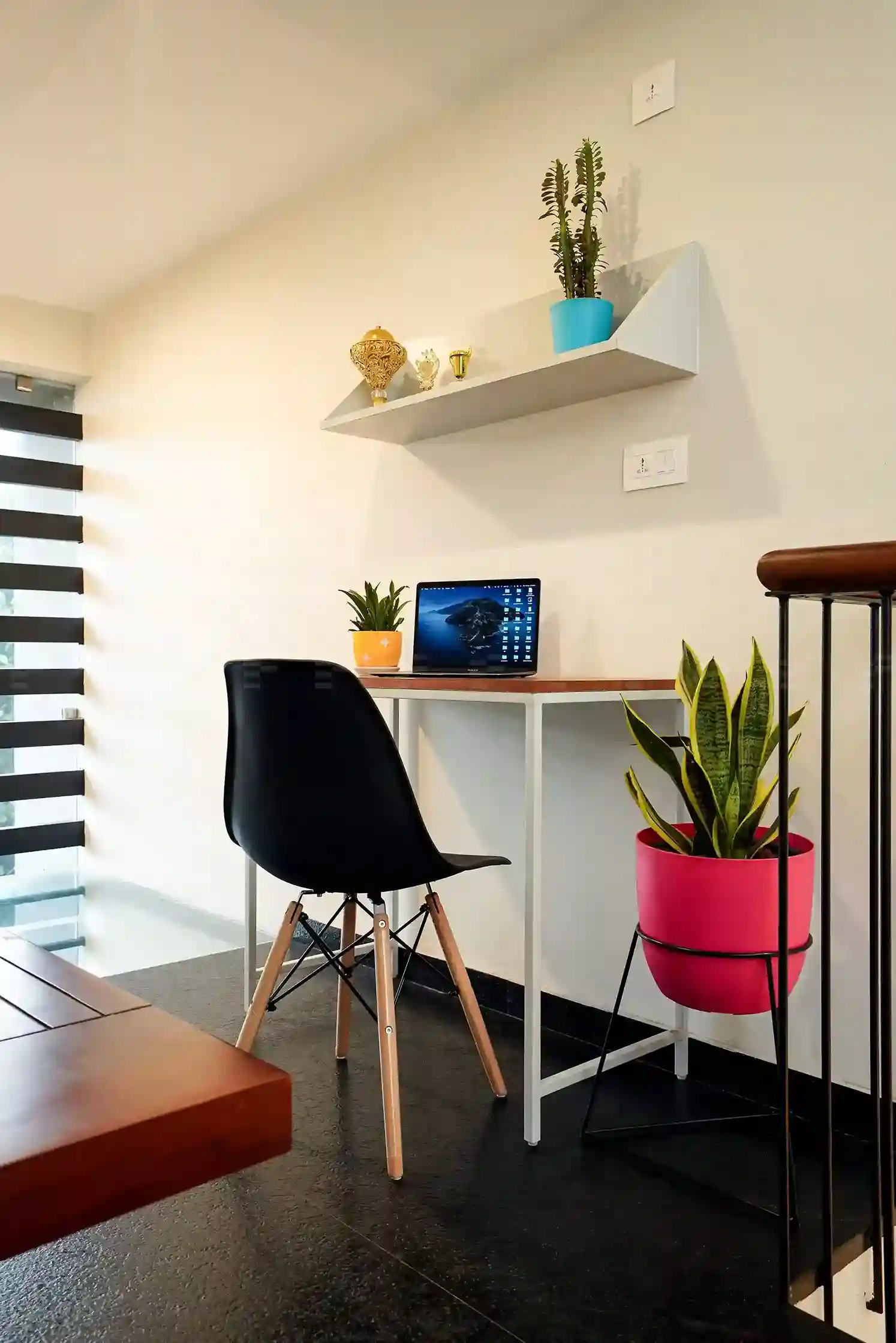 Working area designed by top residential architects with a calm atmosphere and efficient built-in desk space.