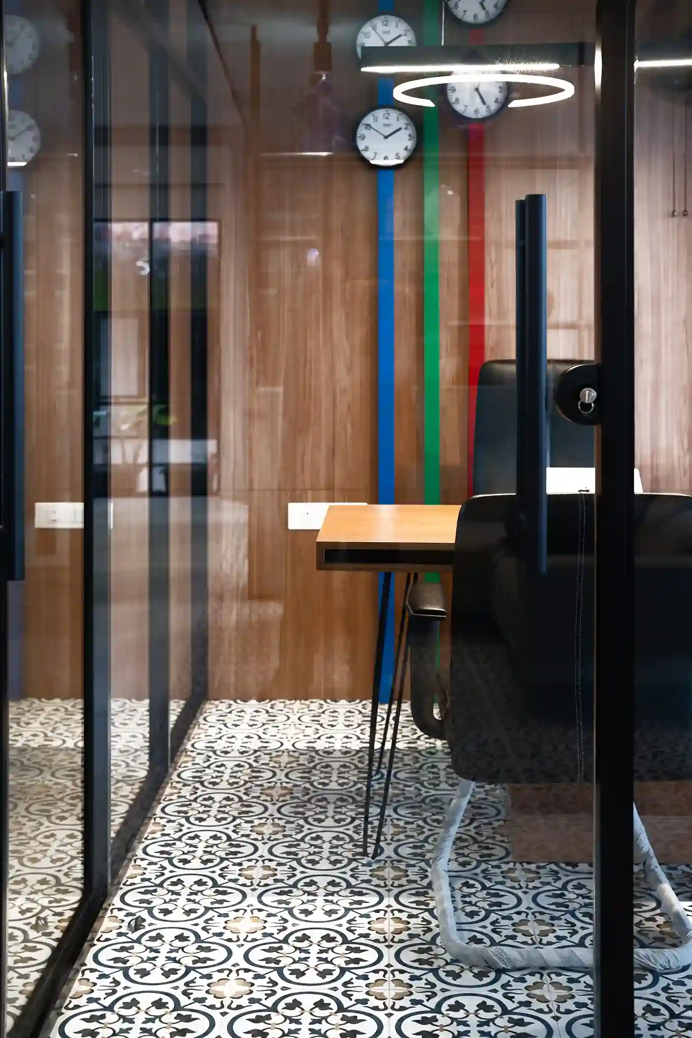 compact-office-cabin-glass-partition-design