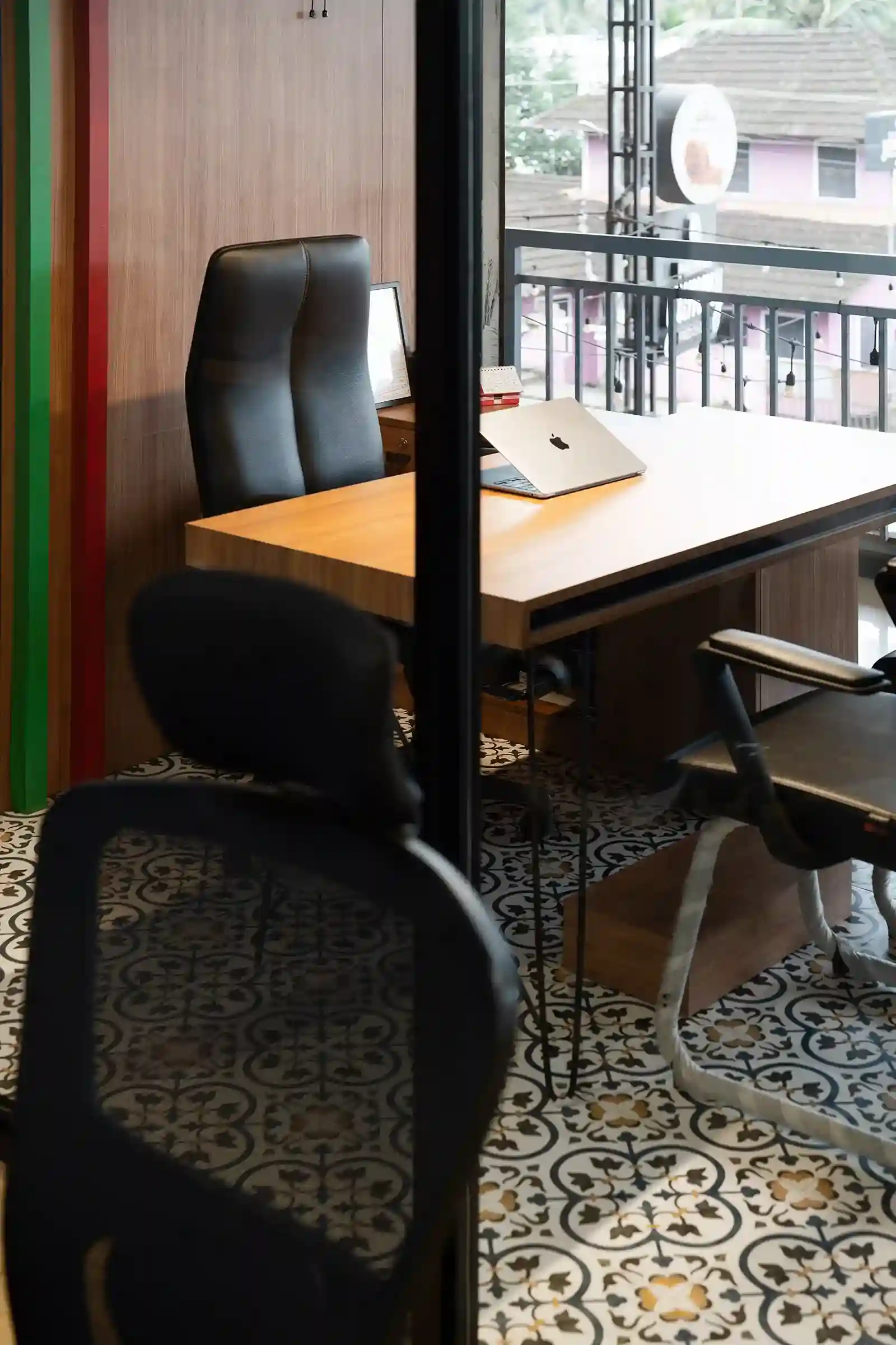 executive-cabin-interior-maximize-space-design