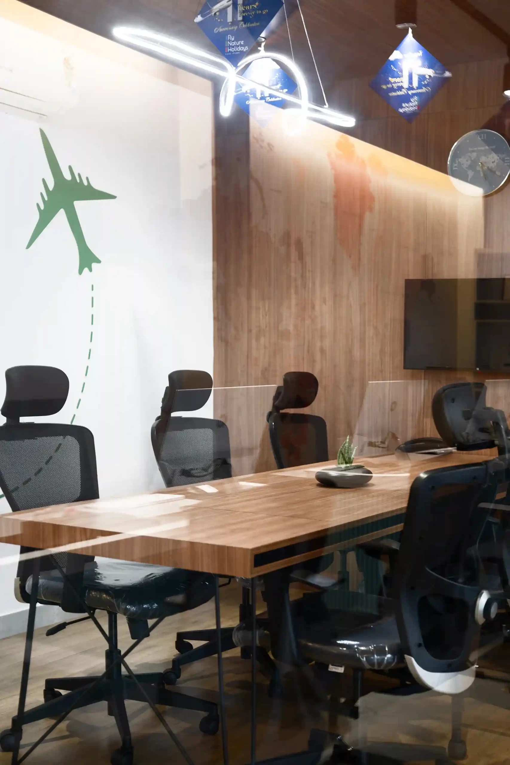 functional-small-meeting-room-wooden-table