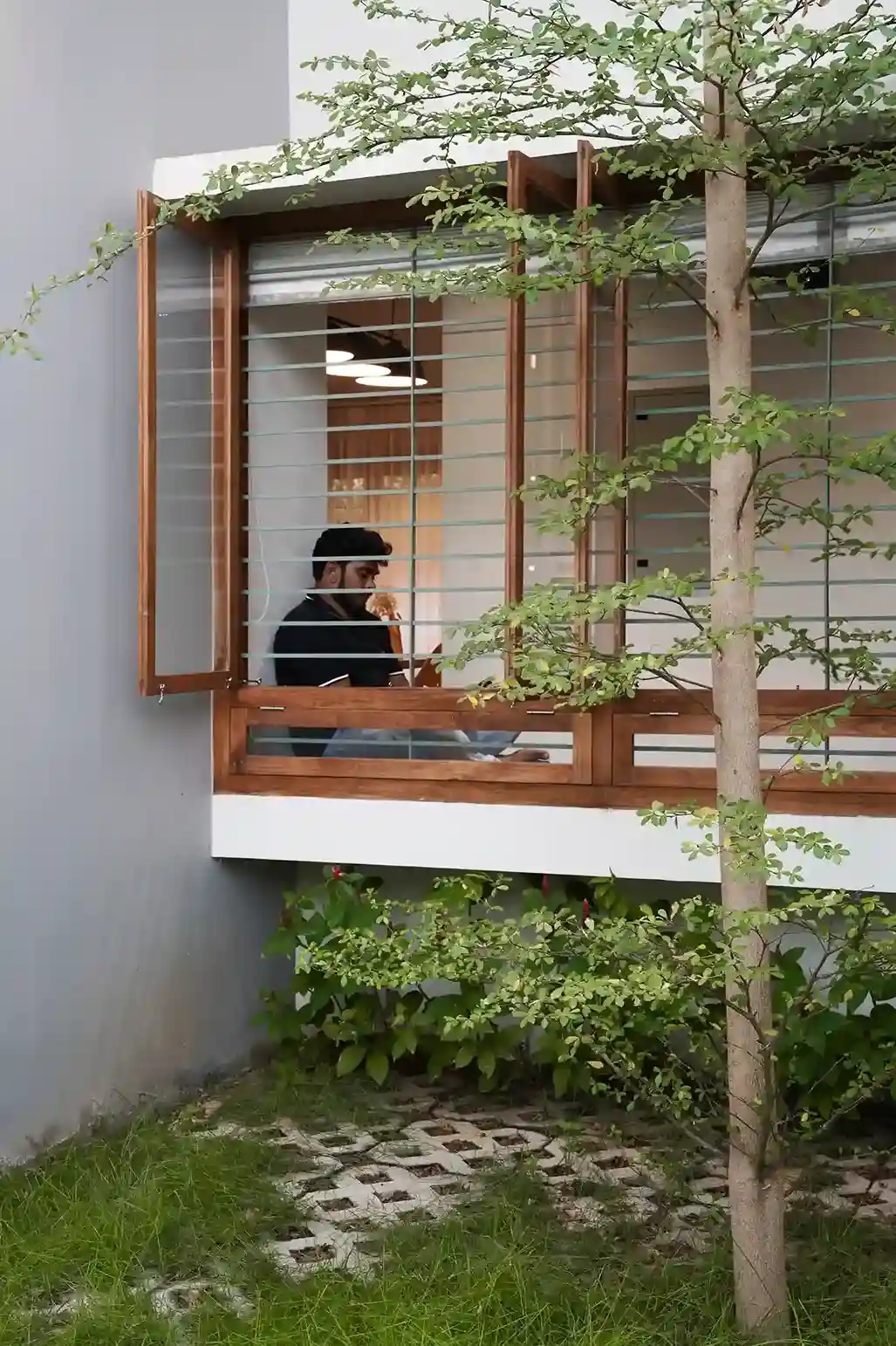 baywindow with couryard design