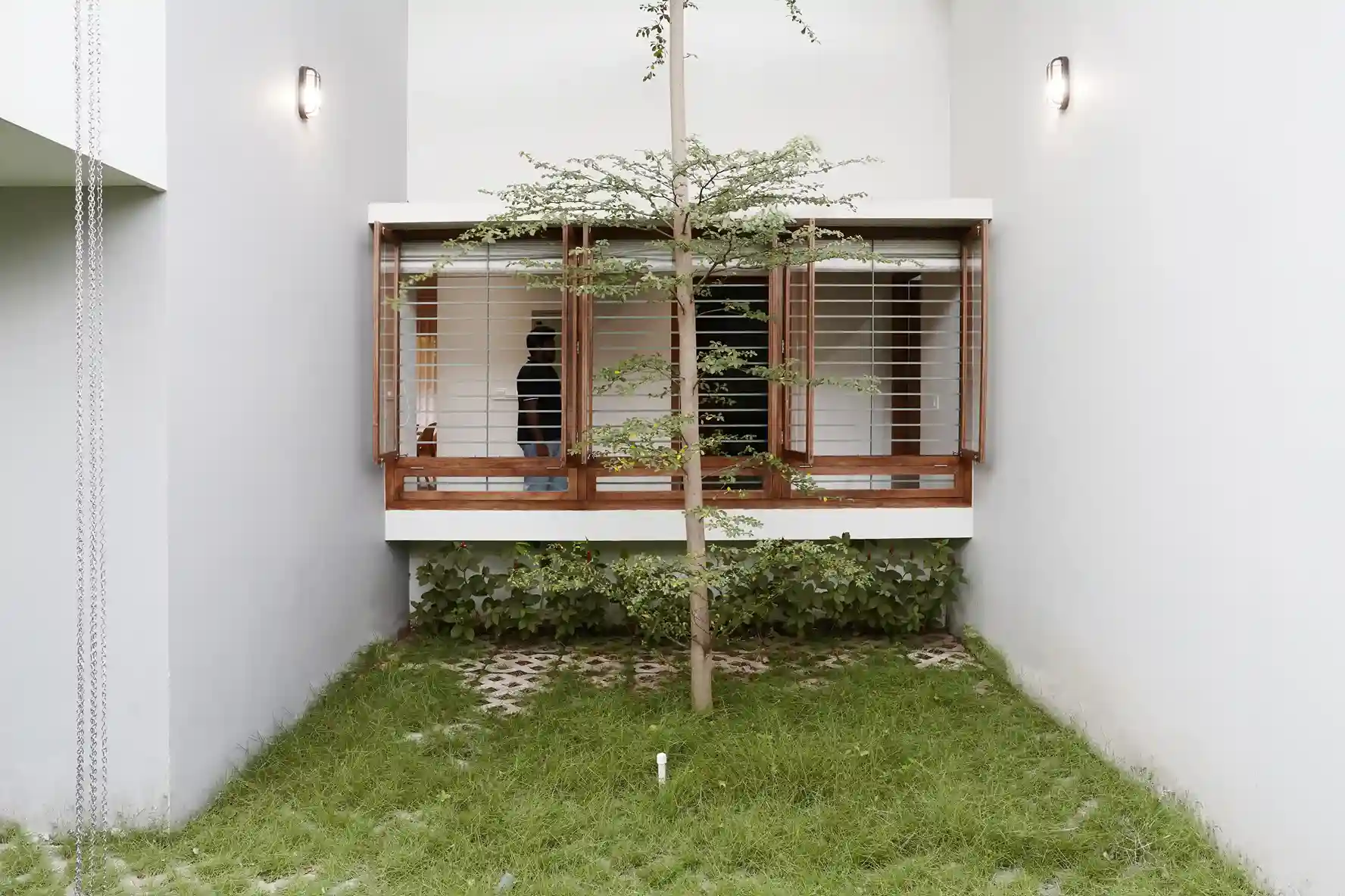 courtyard view in contemporary house design kerala