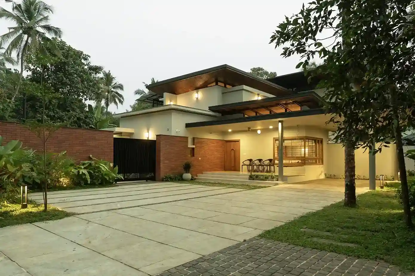 Contemporary-Tropical-House-Vengara-Malappuram-Front-View.