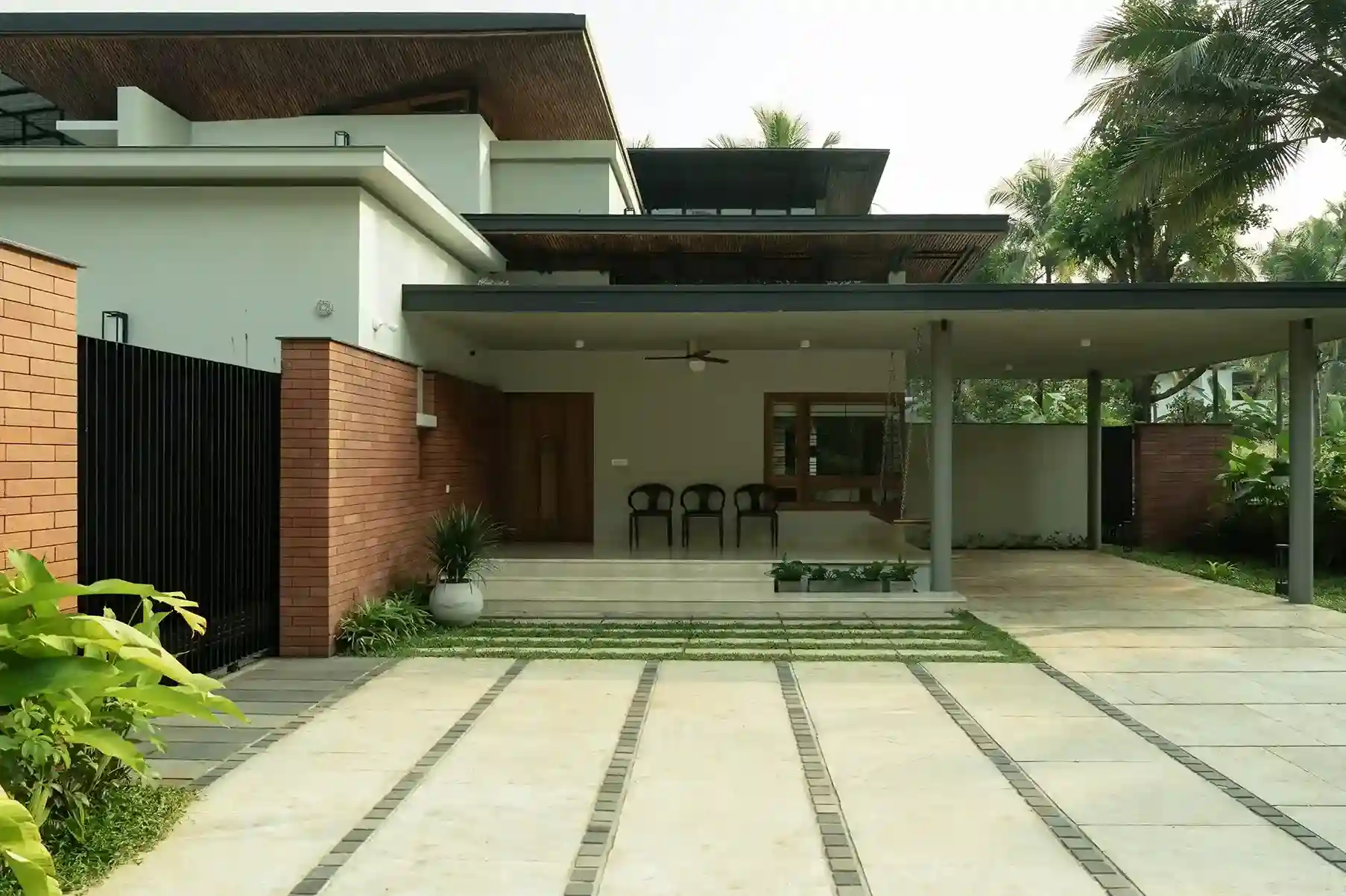 Modern-Kerala-Tropical-Design-Vengara-Facade.