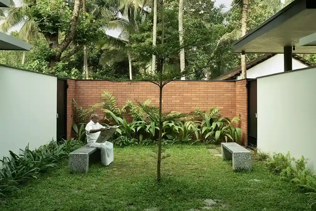 echo-home-outdoor-courtyard-seating