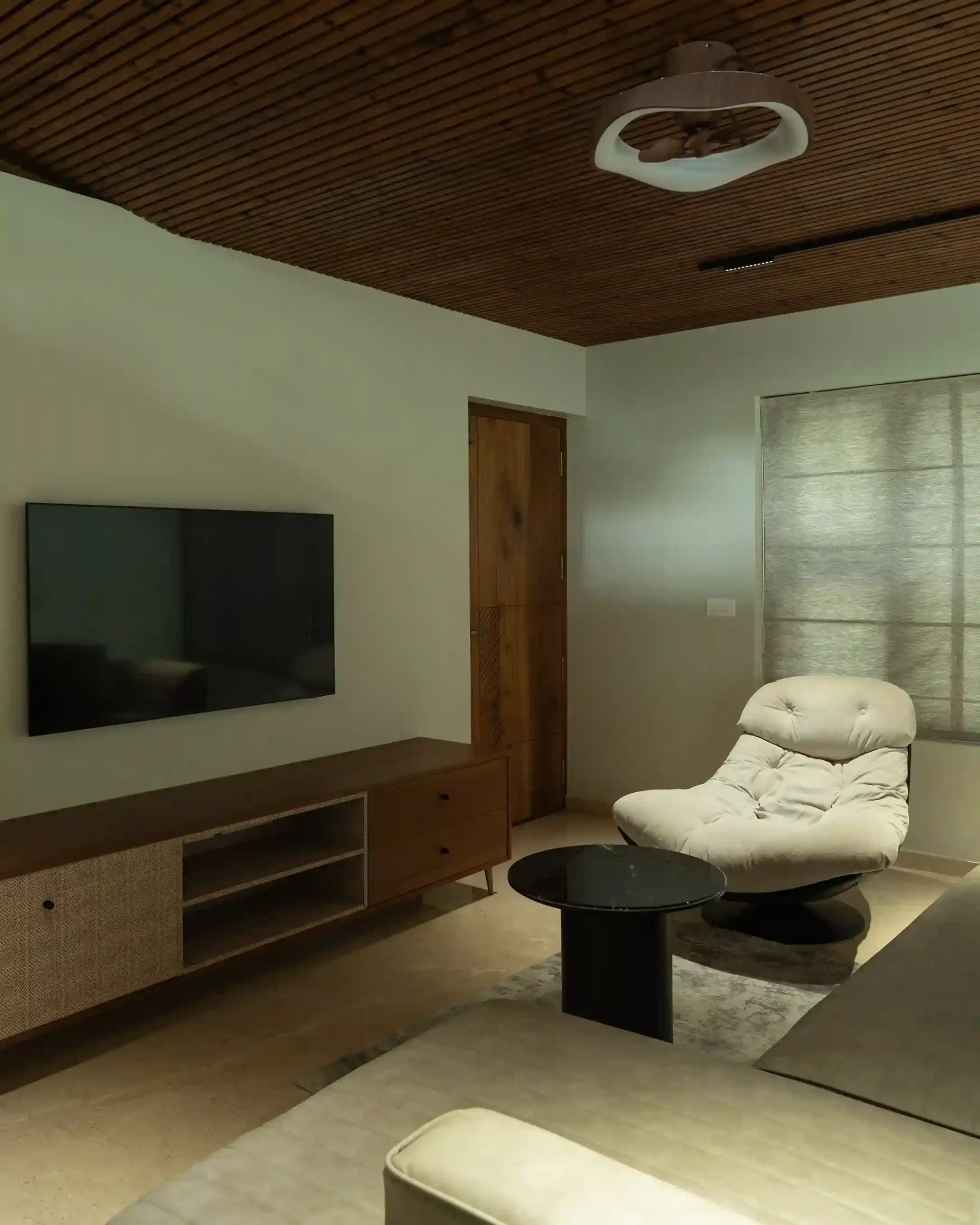 minimalist-living-room-timber-slatted-ceiling-kerala