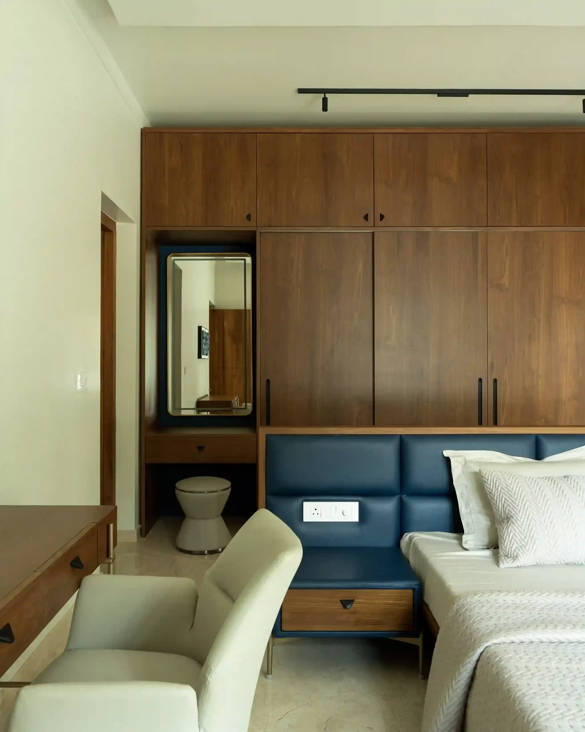 modern-tropical-bedroom-wood-interiors.