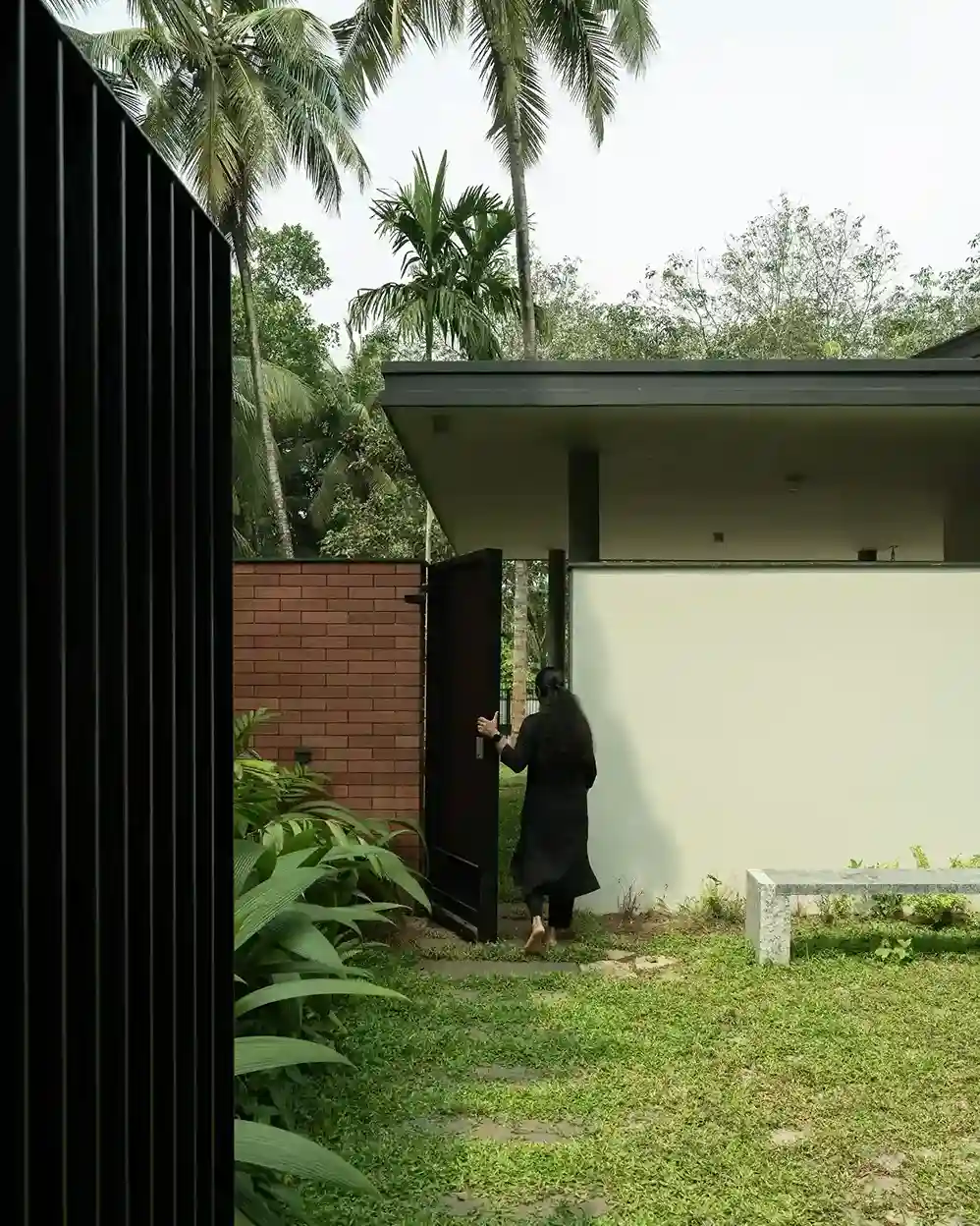 tropical-courtyard-house-brick-wall-design-malappuram.
