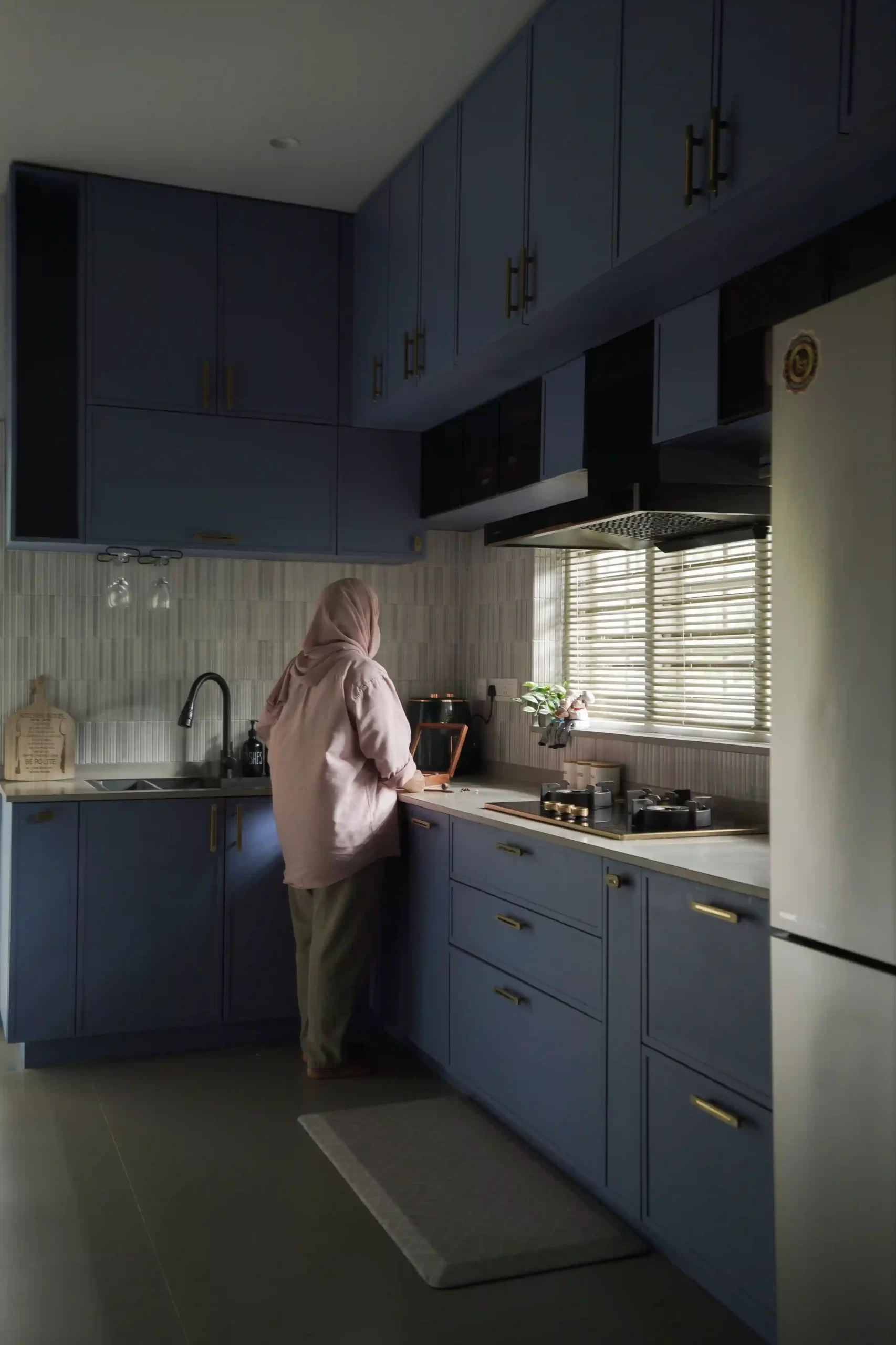 5th-avenue-classical-blue-kitchen-interior-kerala